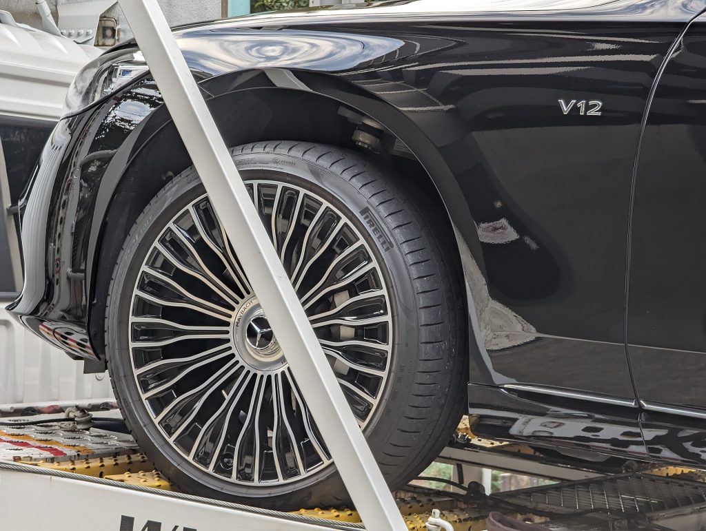 Vehicle wheel secured on a transport carrier