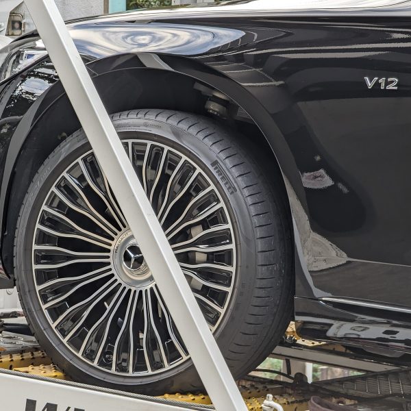 Vehicle wheel secured on a transport carrier