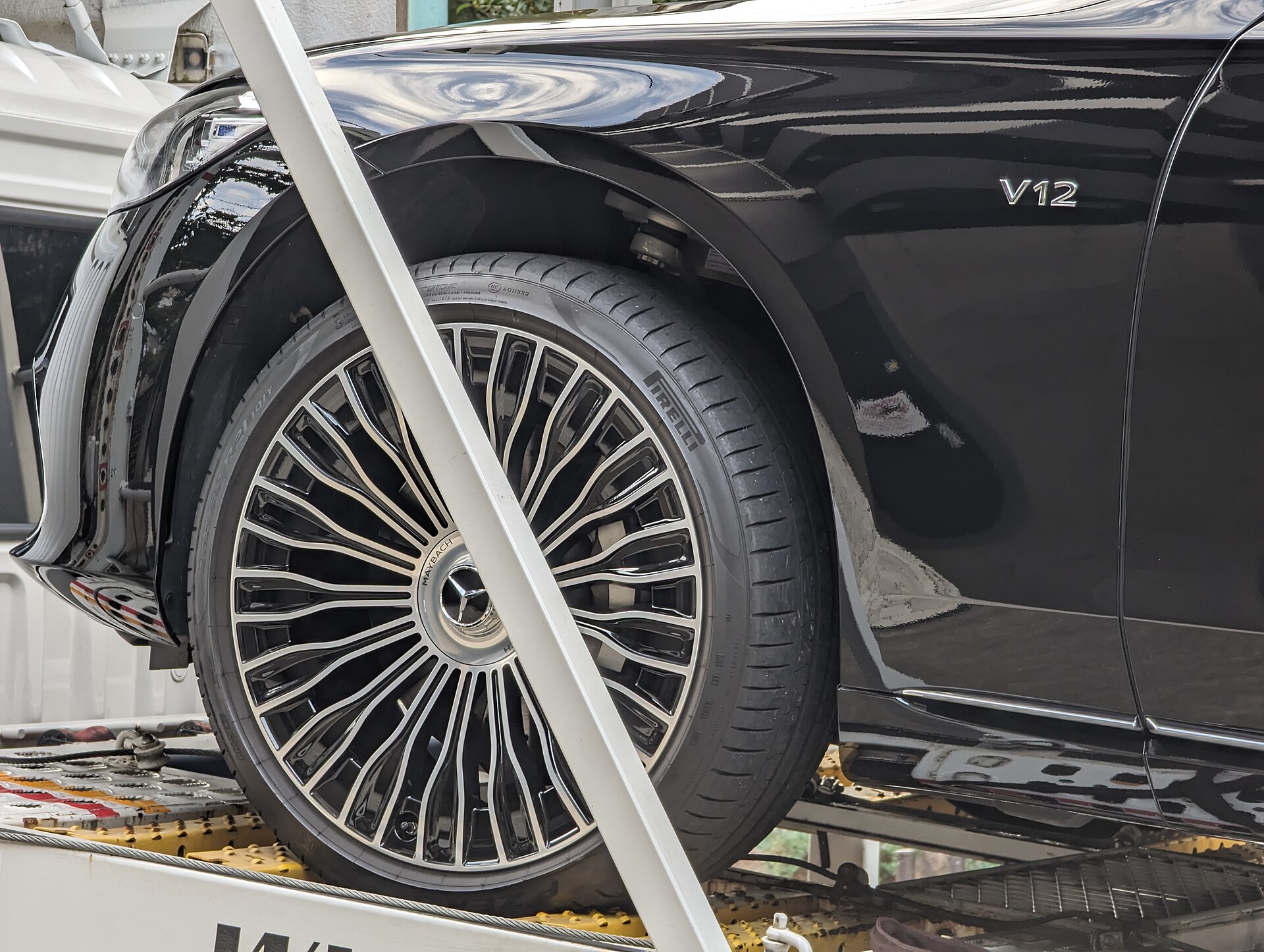 Vehicle wheel secured on a transport carrier