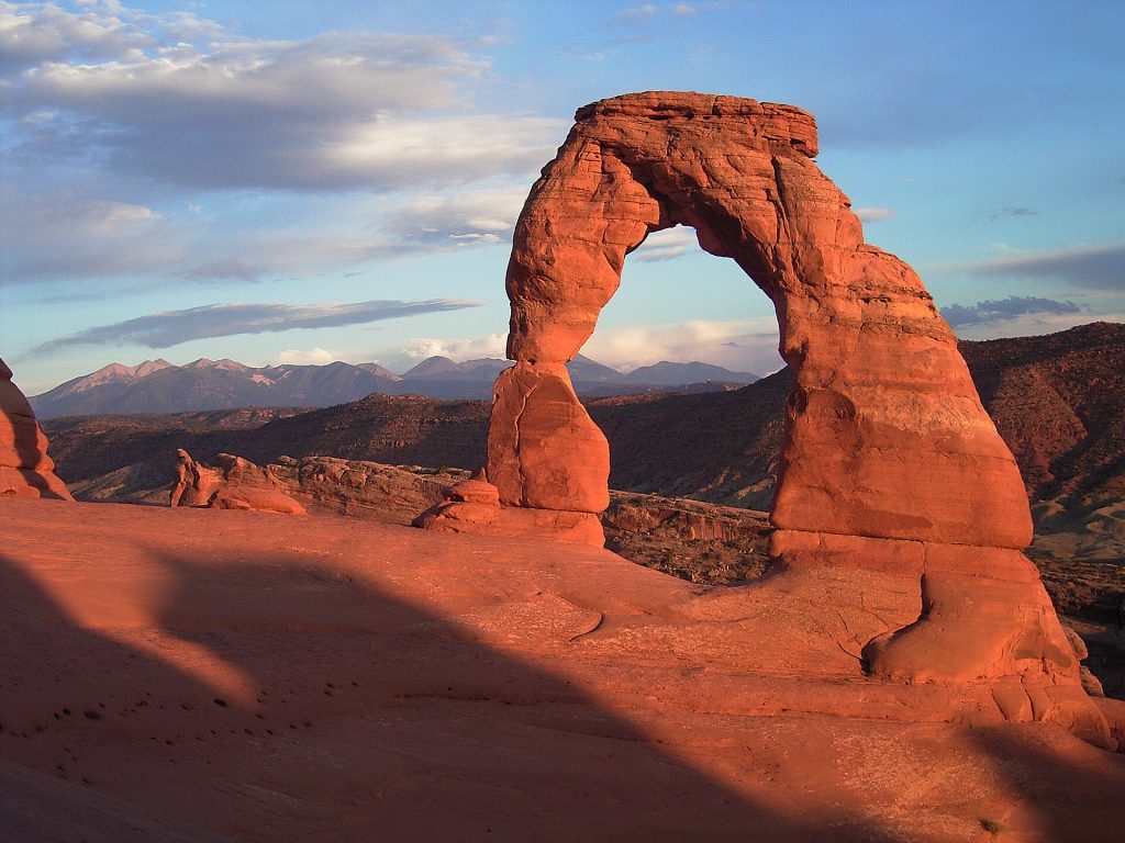 Delicate Arch representing Utah auto transport