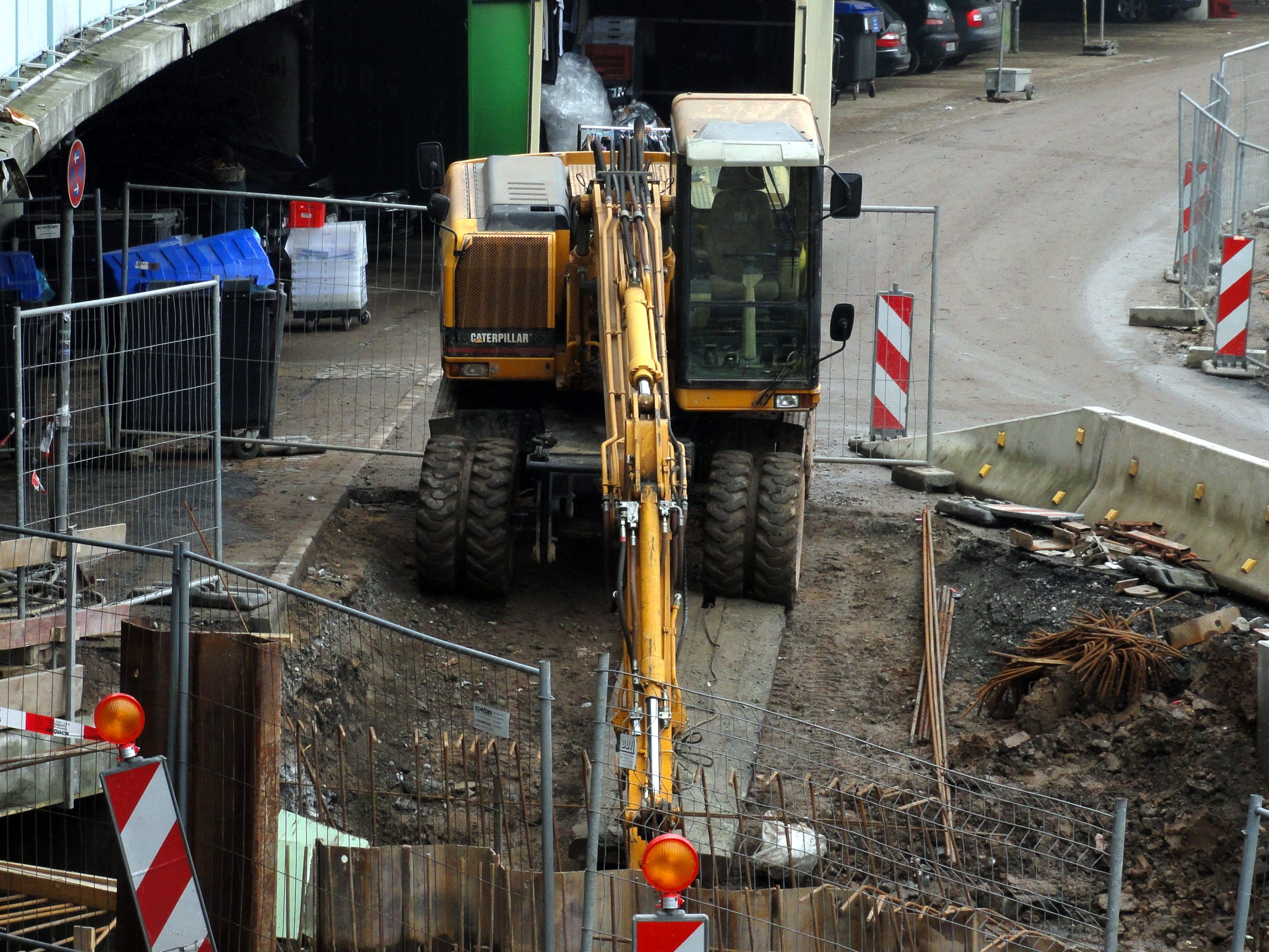 Caterpillar excavator for heavy equipment transport
